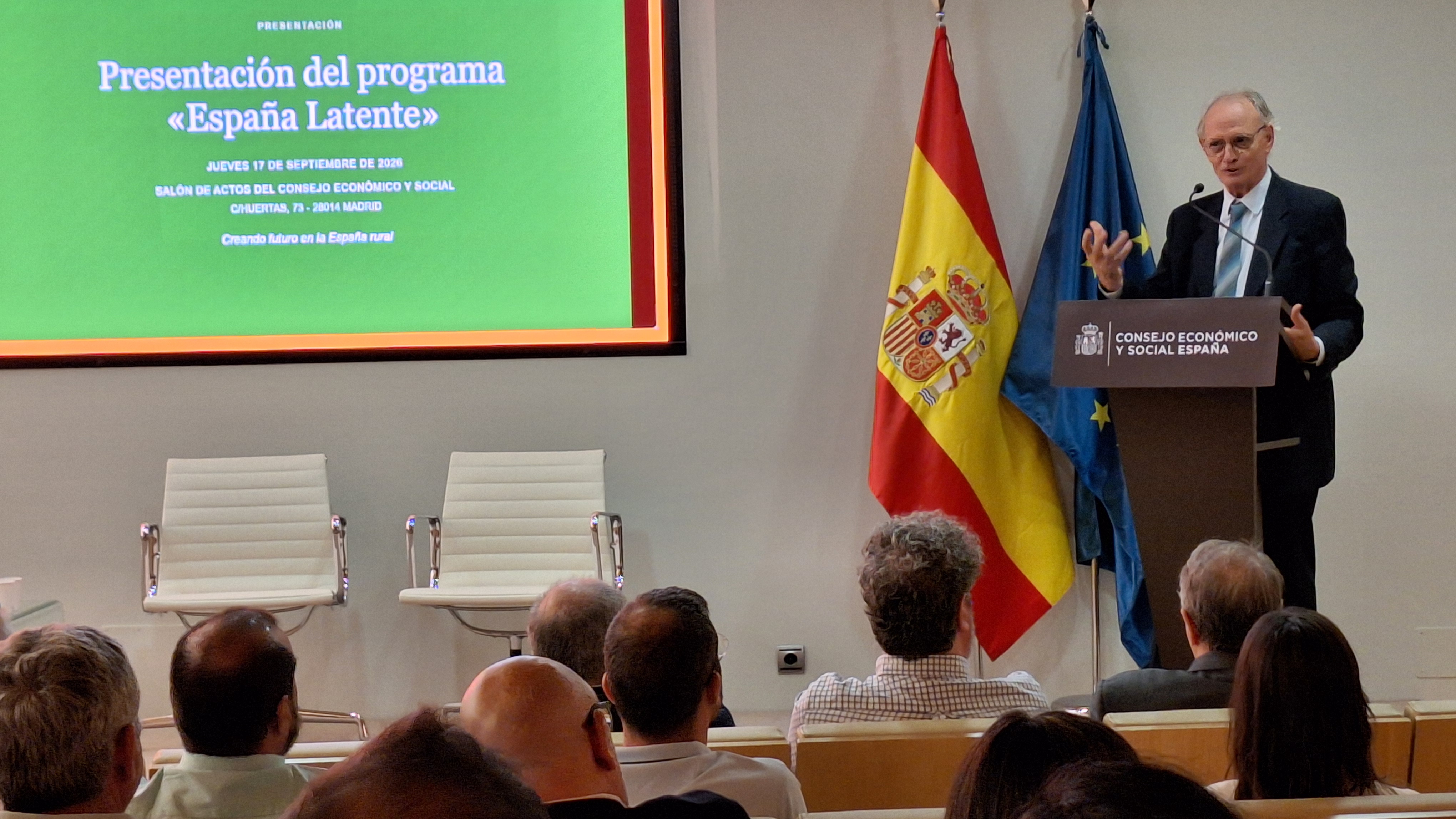 Antón Costas da la bienvenida a los asistentes a la presentación del programa España latente, celebrada en la sede del CES